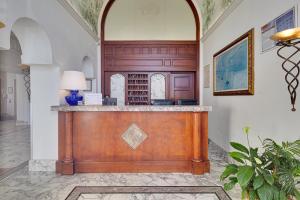 a lobby with a bar in a house at Hotel De La Ville in Civitavecchia