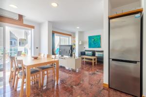 Køkken eller tekøkken på ESPECTACULAR ATICO CON TERRAZA A 50 MT PLAYA CANTERAS