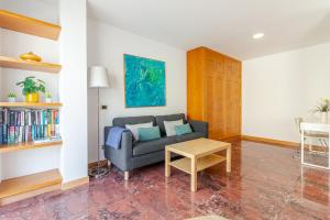 Et opholdsområde på ESPECTACULAR ATICO CON TERRAZA A 50 MT PLAYA CANTERAS