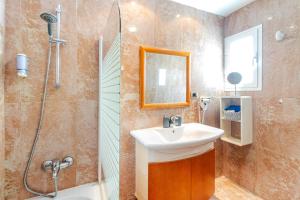 Et badeværelse på ESPECTACULAR ATICO CON TERRAZA A 50 MT PLAYA CANTERAS + 36 billeder