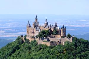 eine Burg auf einem Hügel mit Bäumen in der Unterkunft Kleines Häuschen zum Wohlfühlen in Balingen