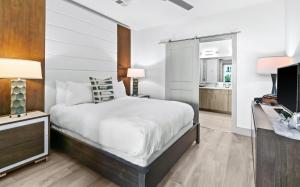Un dormitorio con una cama, un escritorio y un televisor. en The Pointe 333, en Inlet Beach 49 fotos más