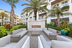 un patio con sofás y una chimenea en un edificio en The Pointe 333, en Inlet Beach