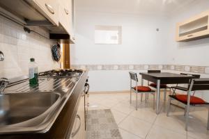 A kitchen or kitchenette at A 31 Passi dal Mare