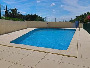 Bazén v ubytovaní Spacieux 44m² climatisé avec terrasse, 2 pièces, cabine, Wifi, proche plage - FR-1-472A-266 alebo v jeho blízkosti