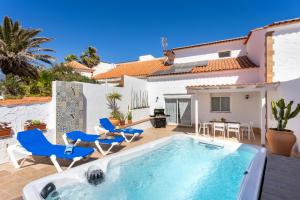 basen z krzesłami i domkiem w obiekcie Casa Naranja - Heated Pool - BBQ - Terrace - Free Wifi - Child & Pet-Friendly - 3 bedrooms - 6 people w mieście Poris de Abona
