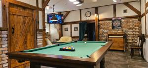 sala bilardowa ze stołem bilardowym w obiekcie Apartamenty Komarno 46 Jacuzzi&Sauna w mieście Komarno