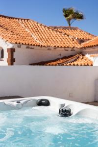 Basen w obiekcie Casa Naranja - Heated Pool - BBQ - Terrace - Free Wifi - Child & Pet-Friendly - 3 bedrooms - 6 people lub w pobliżu