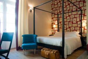 um quarto com uma cama e uma cadeira azul em Black 5 Florence em Florença