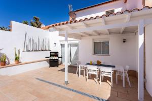 Balkon lub taras w obiekcie Casa Naranja - Heated Pool - BBQ - Terrace - Free Wifi - Child & Pet-Friendly - 3 bedrooms - 6 people