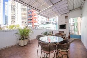 un patio avec une table et des chaises sur un balcon dans l'établissement PLT41 - Sacada Ampla com Churrasqueira, 3 Suítes, à Balneário Camboriú
