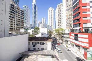 une vue d'une rue de la ville avec de grands immeubles dans l'établissement PLT41 - Sacada Ampla com Churrasqueira, 3 Suítes, à Balneário Camboriú