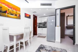 Η κουζίνα ή μικρή κουζίνα στο Sky View Honeymoon +3 φωτογραφίες