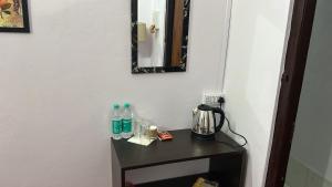 Raj Andar Guest House的咖啡和沏茶工具