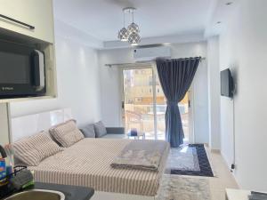 Μια τηλεόραση ή/και κέντρο ψυχαγωγίας στο Luxury studio side sea view