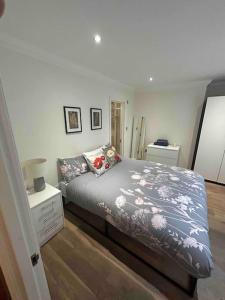 a bedroom with a bed with a blue and white comforter at Portobello 2-Bed Apartment in London