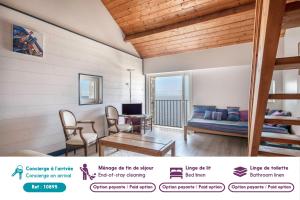 una sala de estar con un sofá y una mesa en Superbe vue Mer - Vacances à 5 personnes à Arzon, en Arzon