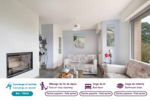 ein Wohnzimmer mit Couch und Kamin in der Unterkunft Vacances pour 6 à 400m de la plage à Sarzeau in Sarzeau