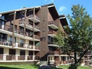 an apartment building with a tree in front of it at Confortable T2 avec balcon plein sud, animaux acceptés - FR-1-293-127 in Les Saisies