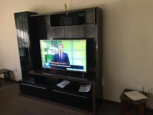 Μια τηλεόραση ή/και κέντρο ψυχαγωγίας στο Zona sur apartamento Calacoto centro 3 dormitorios