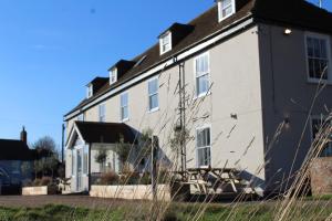 a white house with a black roof at The Ship Inn in Dymchurch