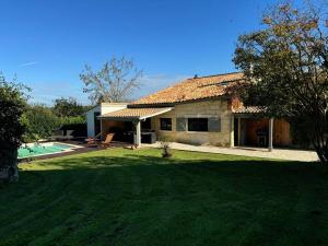 a house with a yard and a swimming pool at Maison Bordeaux Saint Émilion in Beychac-et-Caillau