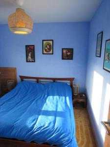 Uma cama ou camas num quarto em La chouette dort le gîte du retour à la source
