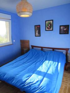 Uma cama ou camas num quarto em La chouette dort le gîte du retour à la source