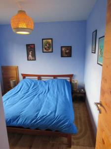 Uma cama ou camas num quarto em La chouette dort le gîte du retour à la source