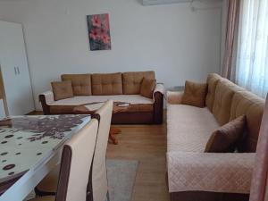 una sala de estar con un sofá y una mesa en Apartment Charm, en Ohrid