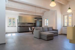 a living room with a couch and a table at La casa dei Sentieri in San Giuliano Terme