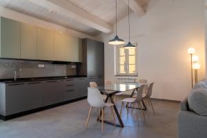 a kitchen and dining room with a table and chairs at La casa dei Sentieri in San Giuliano Terme
