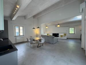 a large living room with a table and chairs at La casa dei Sentieri in San Giuliano Terme +19 photos