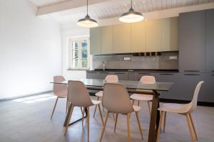 a kitchen with a dining table and chairs at La casa dei Sentieri in San Giuliano Terme
