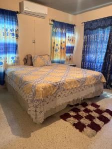 Ένα ή περισσότερα κρεβάτια σε δωμάτιο στο Mango walk homestay