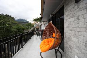 een oranje stoel op het balkon van een huis bij Chanko Apartment in Borjomi