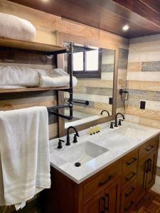 une salle de bain avec un lavabo et un miroir dans l'établissement Rancho Resort St George, à Santa Verónica