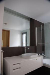 Lagos, Meia Praia Beach, Marina Apartment في لاغوس: حمام مع حوض ومرآة كبيرة