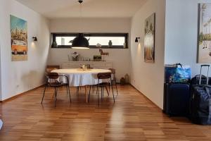 Lagos, Meia Praia Beach, Marina Apartment في لاغوس: غرفة طعام مع طاولة وبعض الكراسي