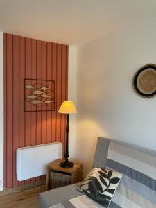 ラ・フロットにあるVILLA DEL RE 4 (face à la piscine)のベッドとテーブルの上にランプが置かれた寝室 +18枚の写真