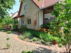 un giardino di fronte a una casa di Mézeskalács vendégház a Balatonboglár