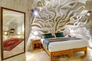 Postel nebo postele na pokoji v ubytování Marbay Cave Cappadocia