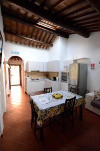 a kitchen and dining room with a table and chairs at Casetta Il Limone - San Filippo - Gemelli in Rome