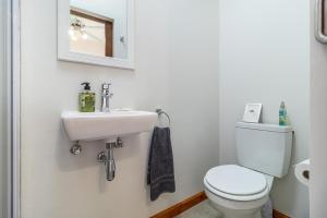 Et badeværelse på House of joy + 16 billeder