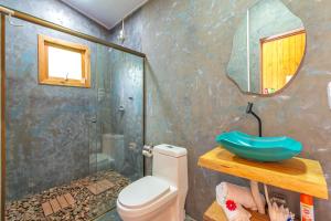 Un baño de Chalé com Hidromassagem Próximo ao Templo Budista