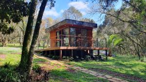 Taman di luar Quiosque de frente para um lago