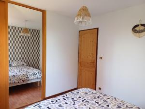 Ένα ή περισσότερα κρεβάτια σε δωμάτιο στο Villa avec piscine au calme à la campagne