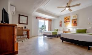 TV a/nebo společenská místnost v ubytování Quality Inn Mazatlan