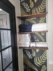 长滩Luxe Suite Convention Center Partial Ocean View with Free Parking的浴室设有架子,墙上有毛巾 更多18张照片