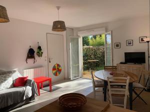 Televízia a/alebo spoločenská miestnosť v ubytovaní Appartement cosy avec jardin près de la Lagune de Thau à Bouzigues, idéal pour des vacances paisibles - FR-1-604-34